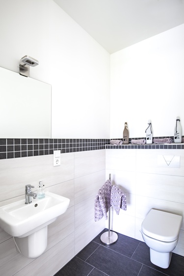 Separates WC mit Waschbecken