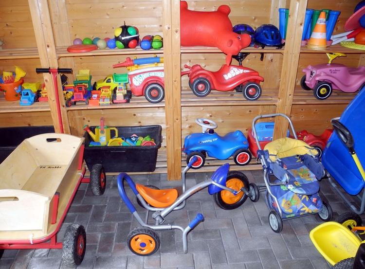 Spielsachen für Kinder im Gartenhaus