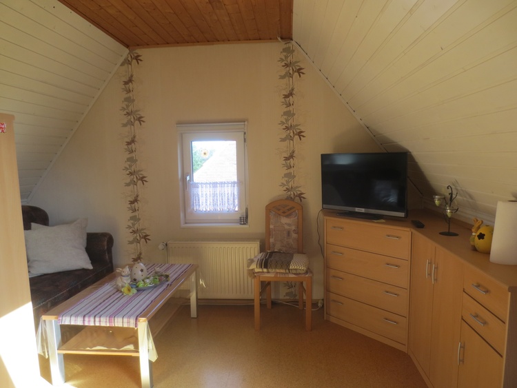 2. Stock Einzelschlafzimmer mit Fernseher und Sitzecke