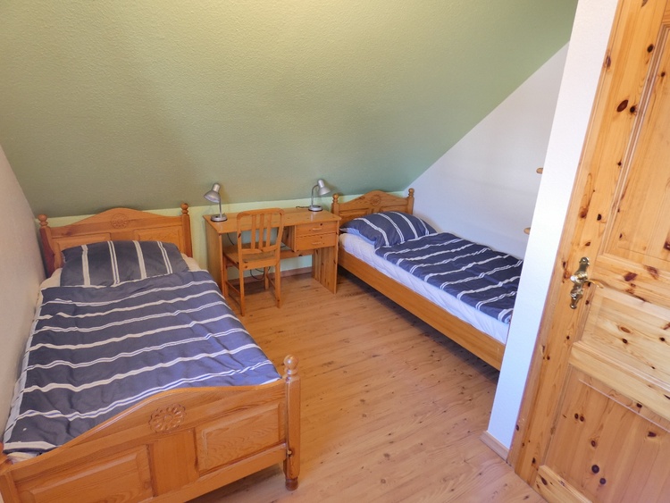 Blick in das Schlafzimmer 2 mit 2 Einzelbetten.