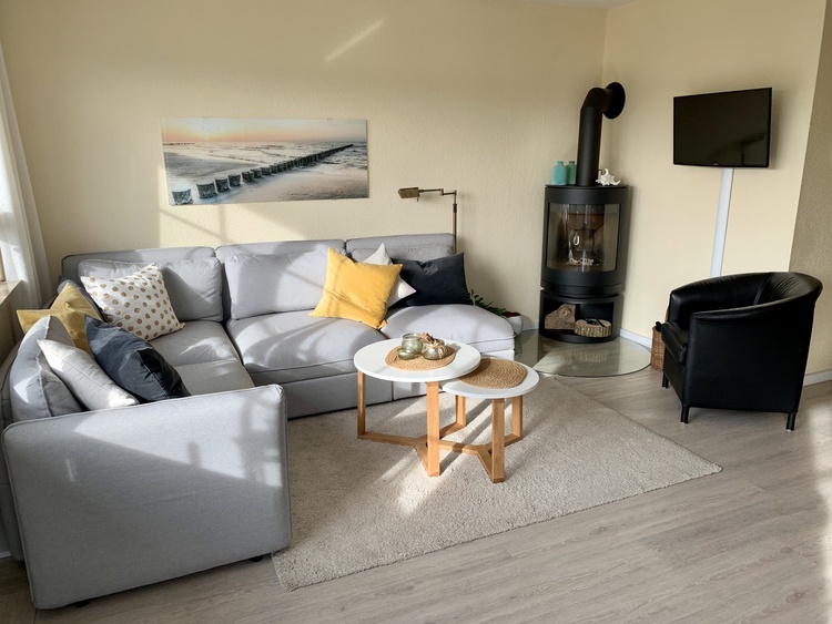 Der Wohnbereich mit TV.