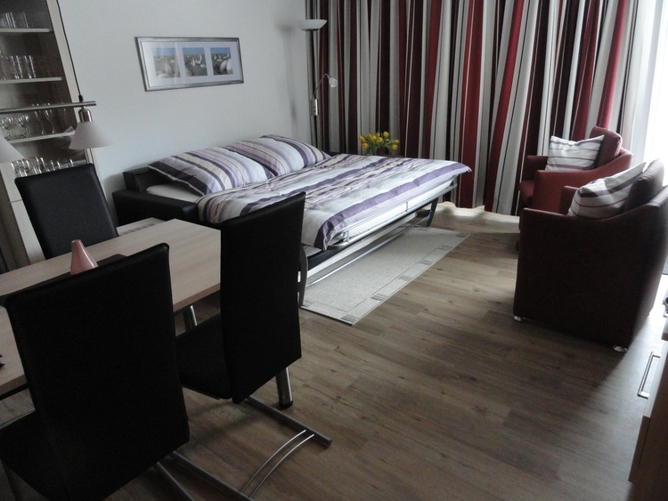 ausgeklapptes Schlafsofa mit eigenständiger Kaltschaummatratze 175x200