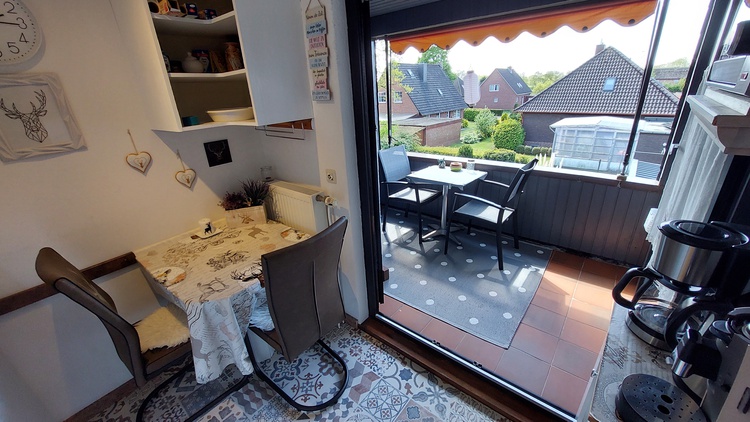 Blick von Küche auf Balkon