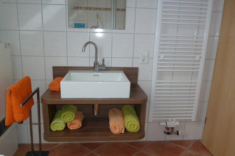 Modernes Tageslichtbad mit Fußbodenerwärmung und Dusche