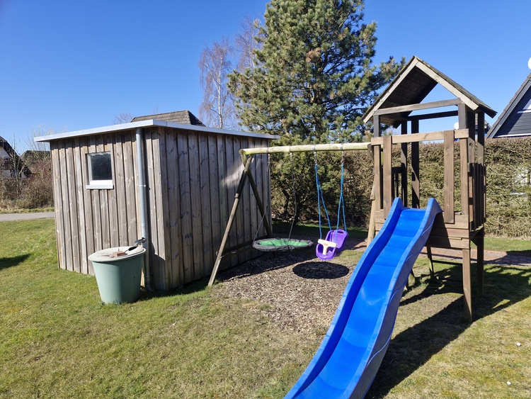 Schuppen und Spielgerät am Haus