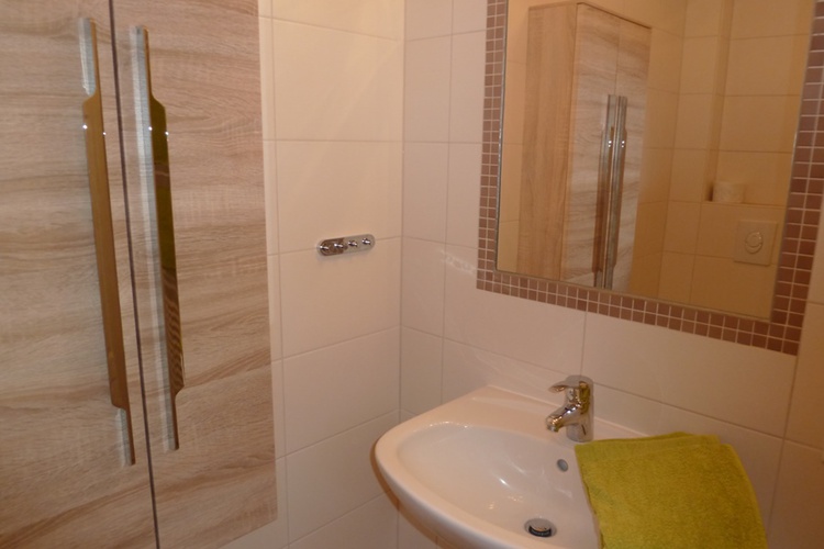 Tolles Bad mit fußbodentiefer Dusche