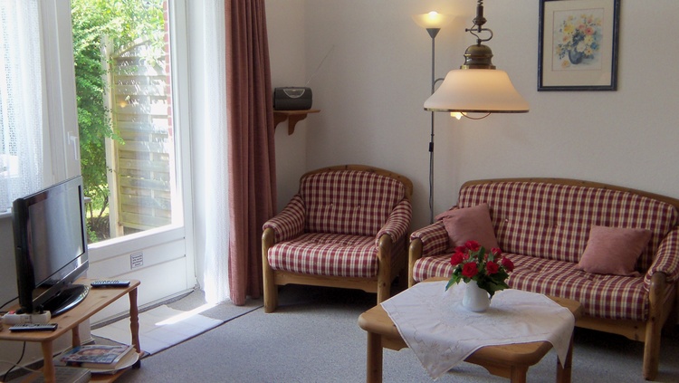 Gr.Wohn-Schlafraum mit einem Doppelbett , Polstergarnitur, Esstisch, Sat-Tv, Radio. Wlan.,Terrasse..