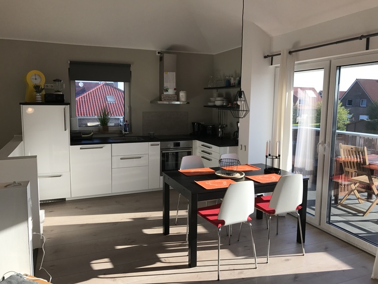 Küchenzeile + Essplatz