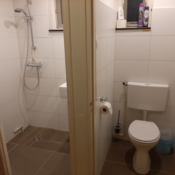 Kleine Badezimmer und separat Toilette