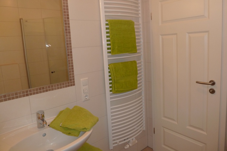 Modernes Bad mit Fußbodenerwärmung und Handtuchheizkörper