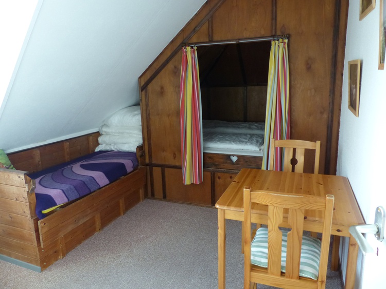 kleines Schlafzimmer mit Alkoven