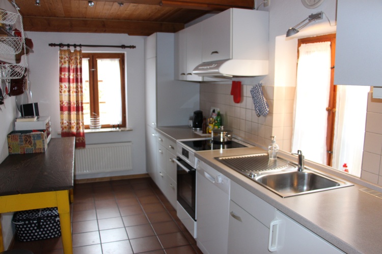 Die geräumige Küche ist komplett eingerichtet