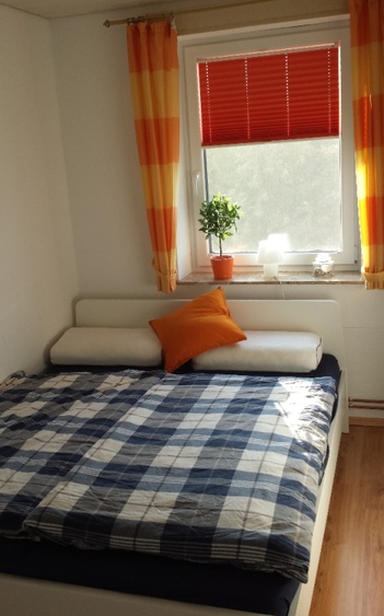 Schlafzimmer mit Doppelbett