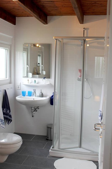 Großes, helles Bad mit Waschmaschine.