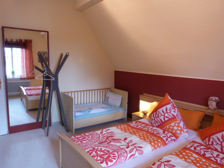 Ein Kinderbett steht auch zur Verfügung