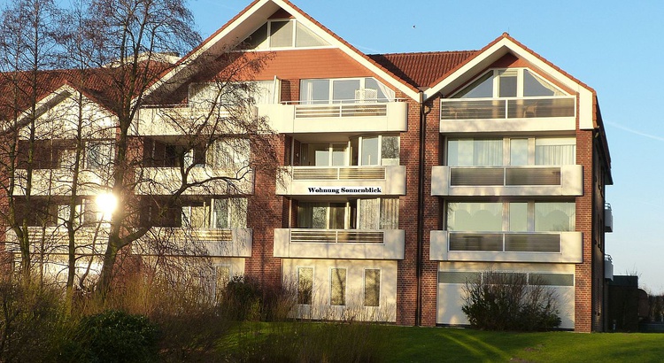 Blick auf die sonnige Loggia