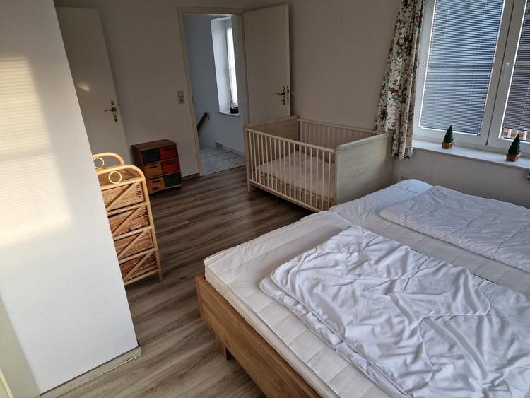 Schlafzimmer 1 Kinderbett