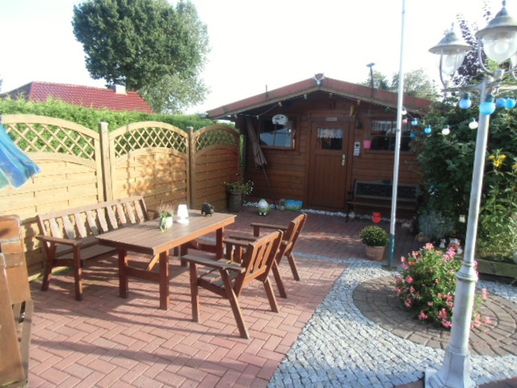 Gästeterrasse mit Gartenhäuschen