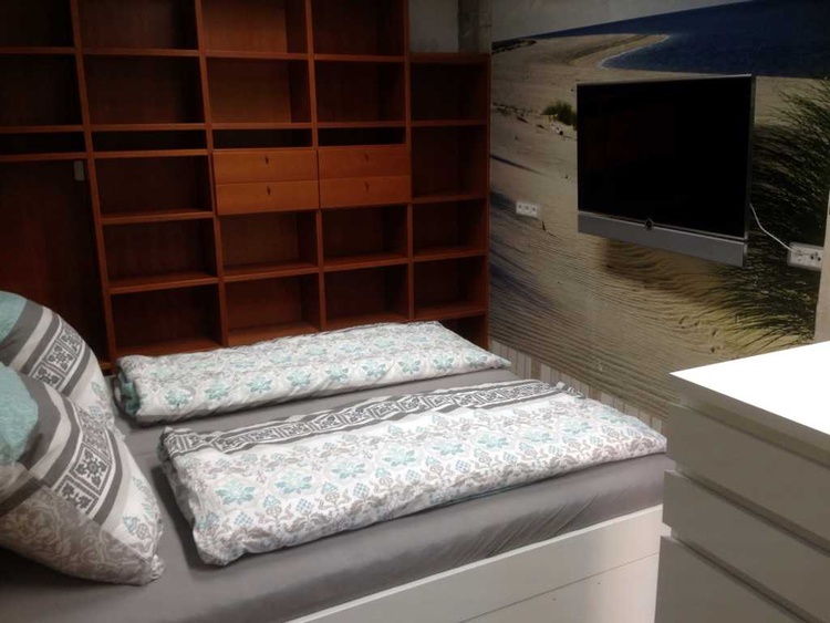 Schlafzimmer 1 mit Schreibtisch