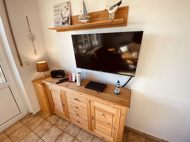 Blick auf die TV-Wand mit SAT- und Netflix-TV.