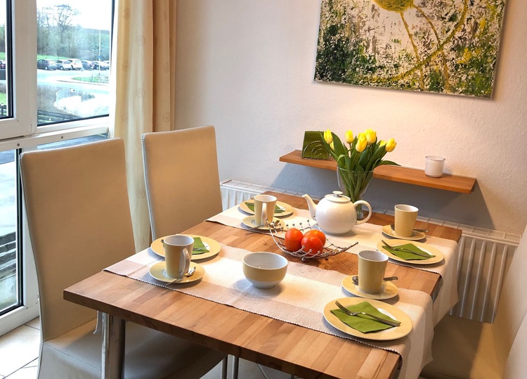 Esstisch am Panoramafenster