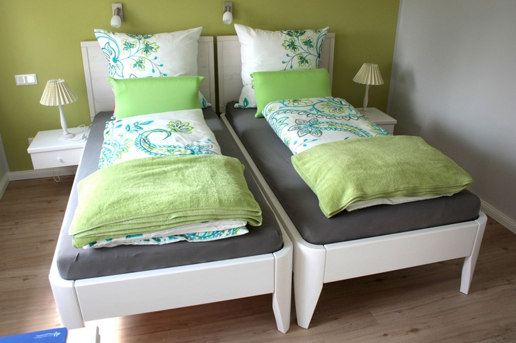 Zweites Schlafzimmer mit zwei Einzelbetten