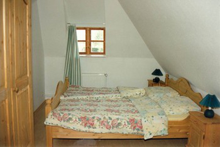 Das große Schlafzimmer mit Doppelbett im Dachgeschoss