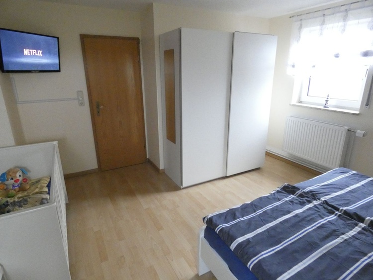 Blick in das moderne Schlafzimmer 1 mit Kleiderschrank.