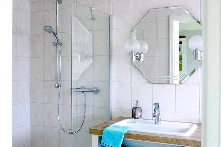 Tageslichtbad mit begehbarer Dusche