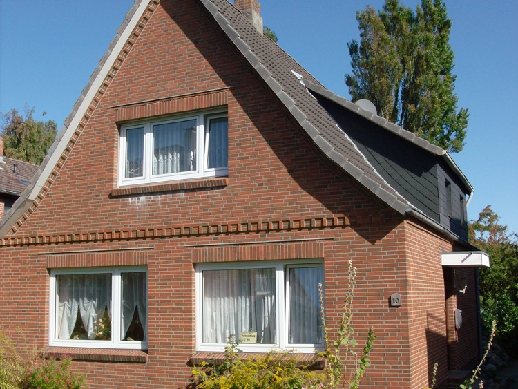 Die Obergeschoss-Wohnung ist hier beschrieben.