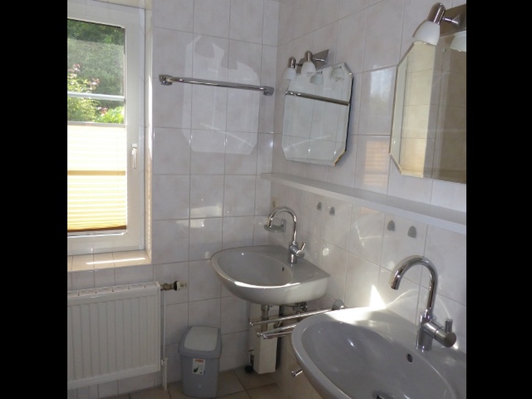 Badezimmer mit 2 Waschbecken