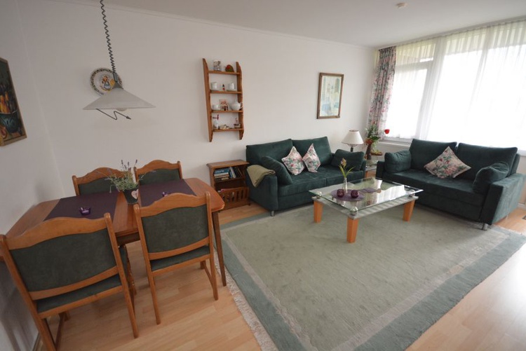 Wohnzimmer mit Essbereich und Ausziehbarer Schlafcouch