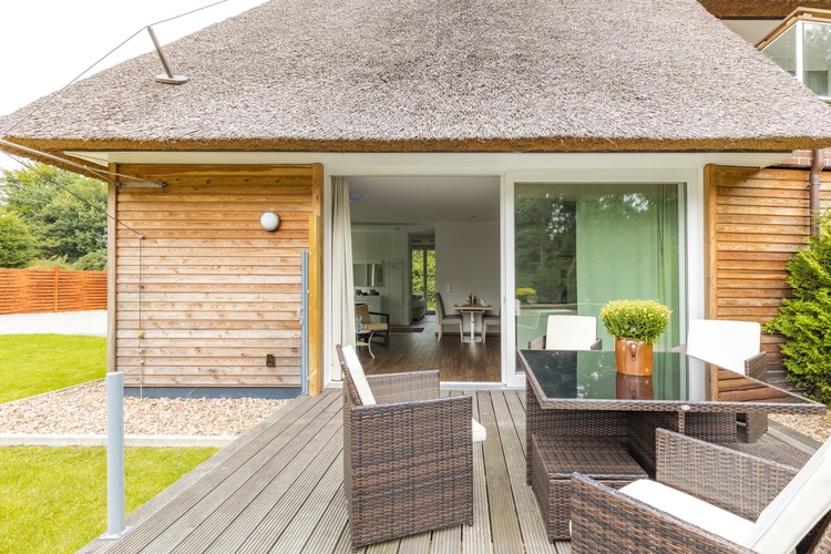 Blick zum Wohnbereich über die Terrasse