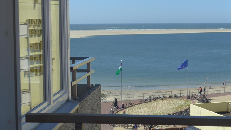 Balkon mit seitlichem Meerblick