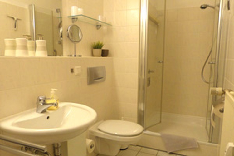 Bad mit Dusche, Fön, Vergrößerungsspiegel