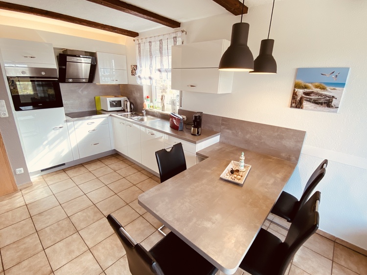 Blick in die Küche mit Essbereich.