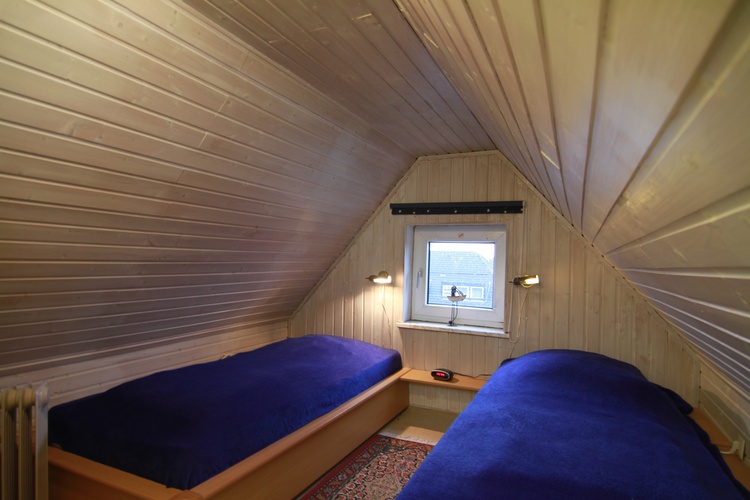 schlafraum 2 mit 2 einzelbetten + fernseher