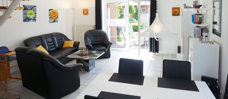 Heller Wohnraum mit Zugang zum Garten mit Terrasse