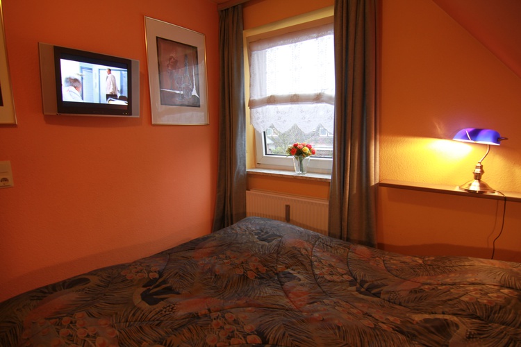 schlafraum 1 mit doppelbett + fernseher