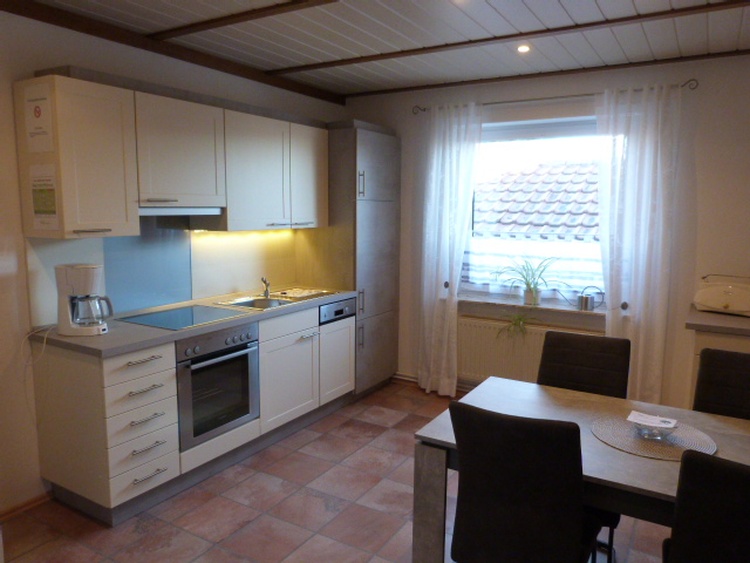 Die voll ausgetattete Küche mit Essplatz