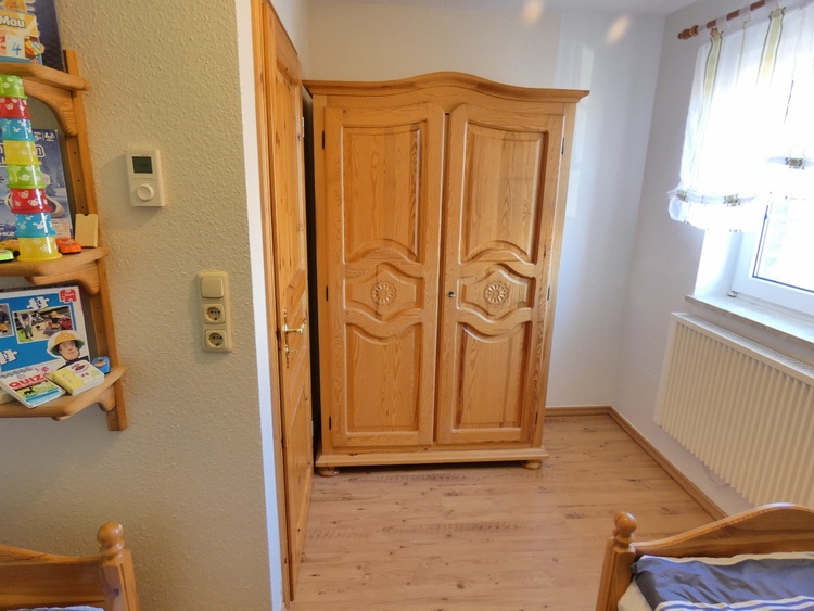 Blick in das Schlafzimmer 2 mit Kleiderschrank.