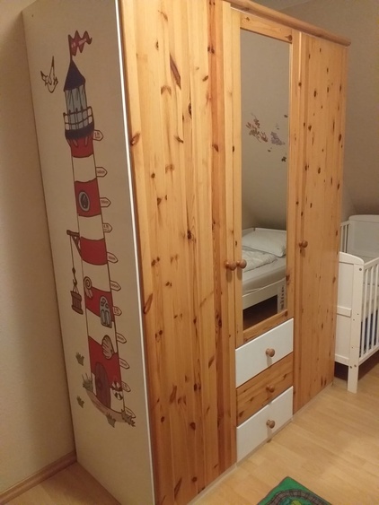 Kinderzimmer mit 2 Einzelbetten und 1 Babybett