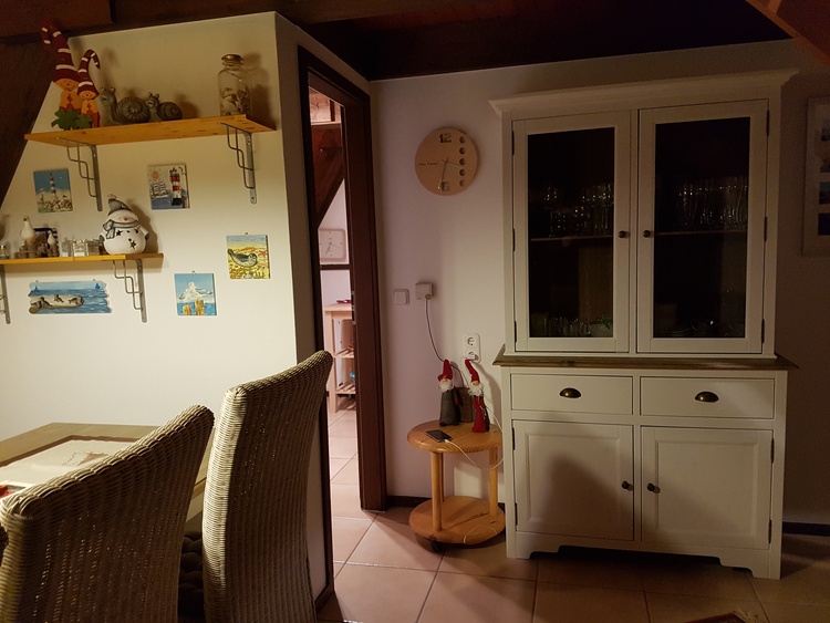 Durchgang zur voll ausgestatteten Küche