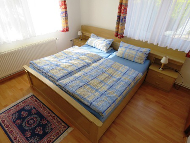 Schlafzimmer mit 2 Betten