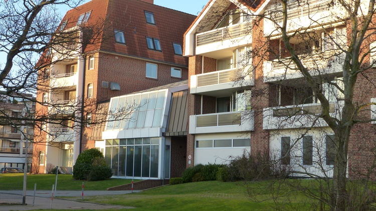 Blick auf das Haus mit Hallenbad