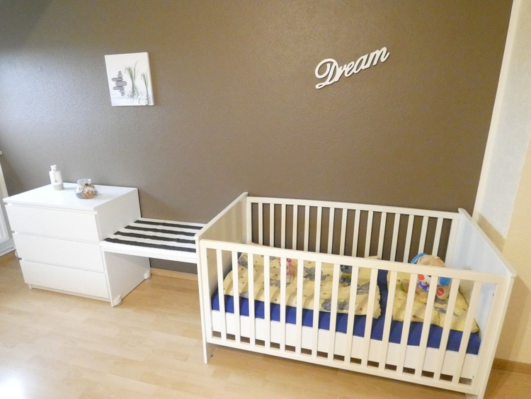 Blick in das moderne Schalfzimmer 1 mit Baby-/Kleinkindbett.