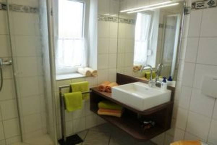 Modernes Tageslich-Bad mit Fußbodenerwärmung und Handtuchheizkörper