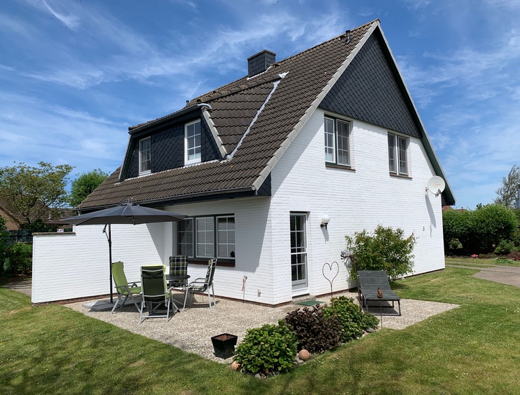 Südwestterrasse mit bequemen Möbeln & Ampelschirm.