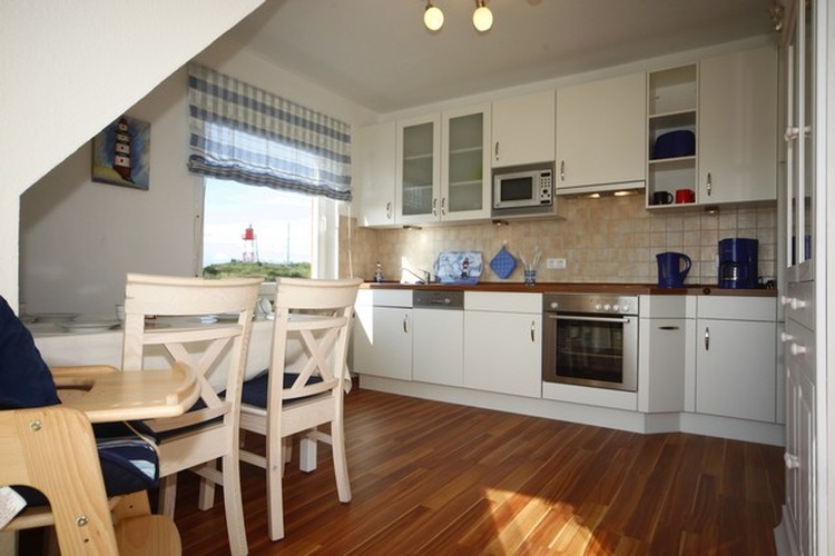 vollständig eingerichtete Küche mit Eßecke