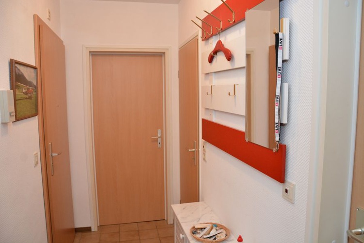 Flur mit Gardrobe und Ablagemöglichkeiten